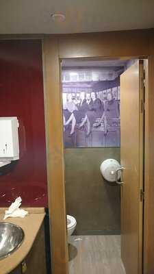 Que Thomas Gins & Cocktails