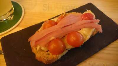 Que Thomas Gins & Cocktails