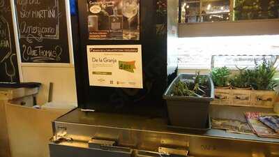 Que Thomas Gins & Cocktails