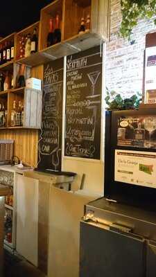 Que Thomas Gins & Cocktails