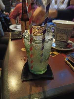 Que Thomas Gins & Cocktails