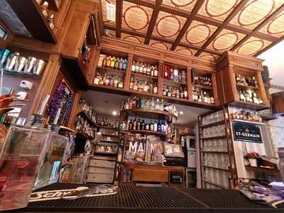 Que Thomas Gins & Cocktails