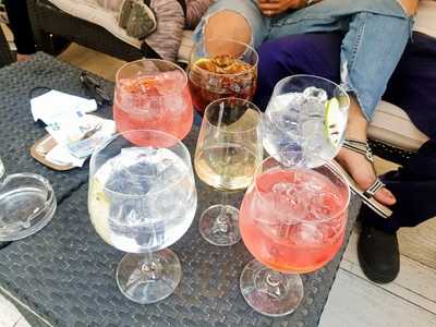 Que Thomas Gins & Cocktails