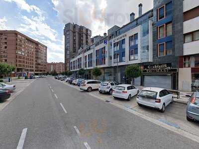 Que Thomas Gins & Cocktails