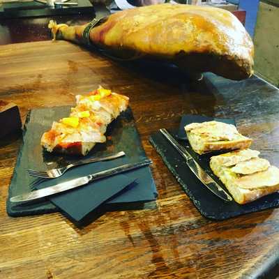 Jamoneria Cerveceria Exxencia De Ibericos