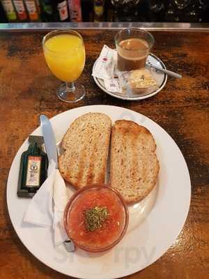 Momo Café, Copas Y Algo Más