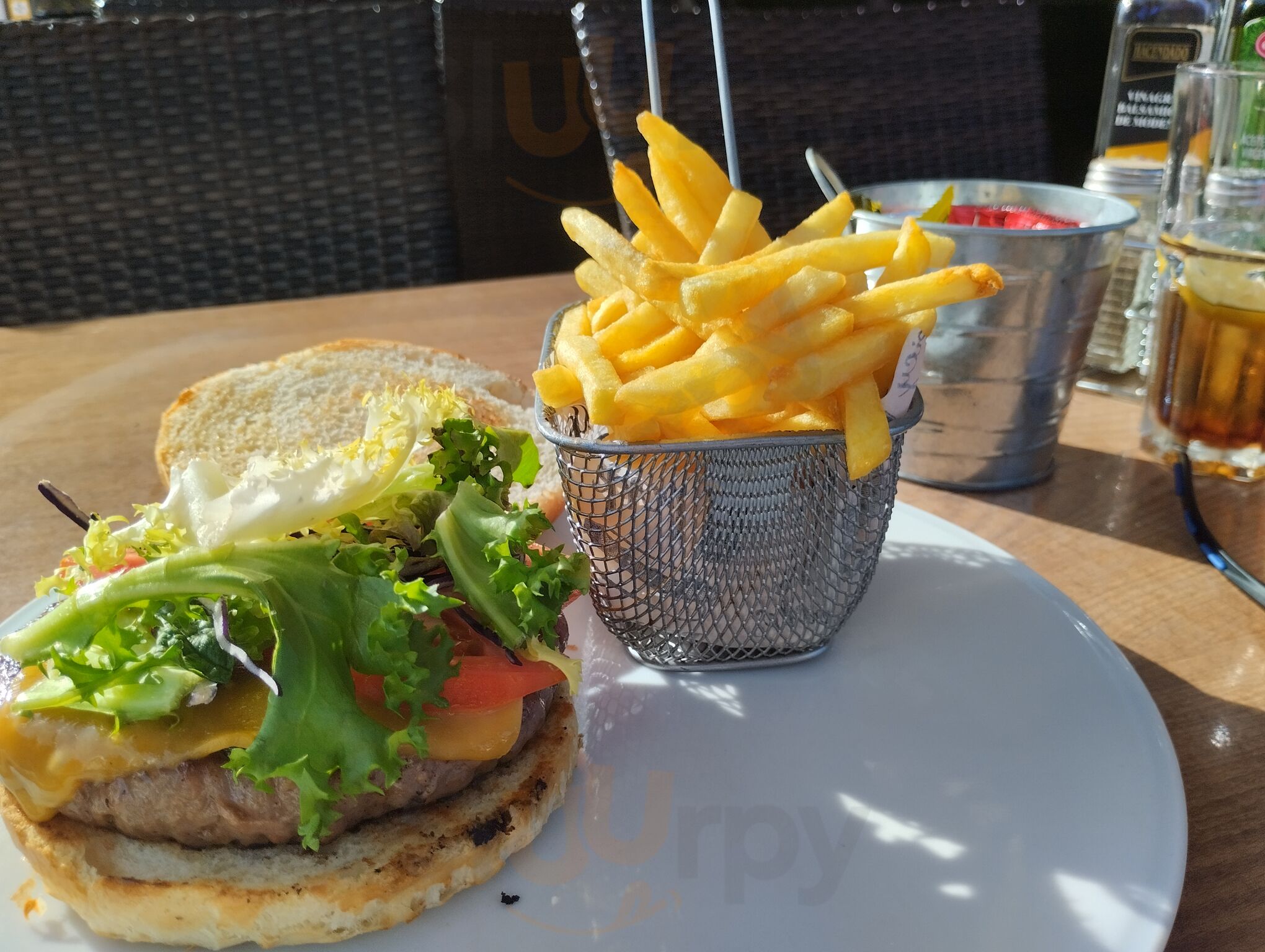 Everest Restaurant & Pizzeria