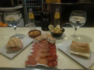 L'oficina Vinos & Tapas