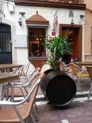 Bodegón Antoñito - Bar De Tapas Y Cañas En La Línea