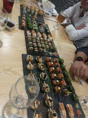 La Cantina Tapas Y Sushi