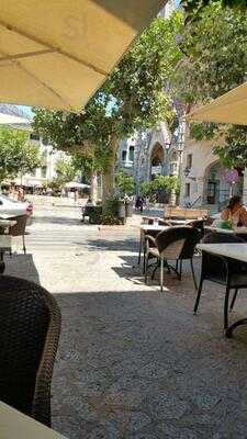 Cipriani's Bar Restaurant