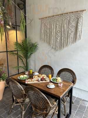 Garden Brunch & Breakfast