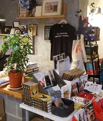 La Revoltosa Libros Y Café