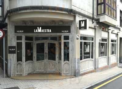 La Maestra