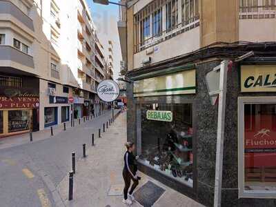 Uno Ocho Hookah Lounge