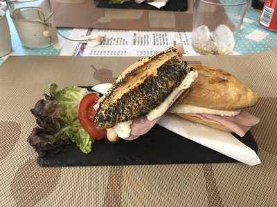 Waikiki Pool Food Bar