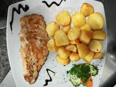 Oasis Bar & Bistro - Photo 8