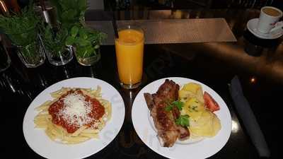 Amigos Aquí Me Quedo Yo