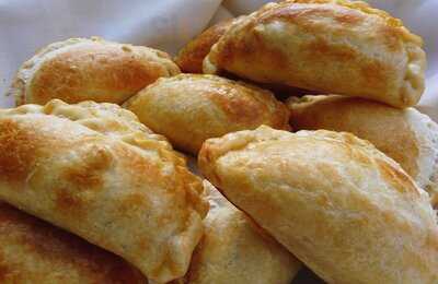 Los Claveles Tavern & Music