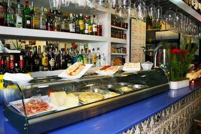 Los Claveles Tavern & Music