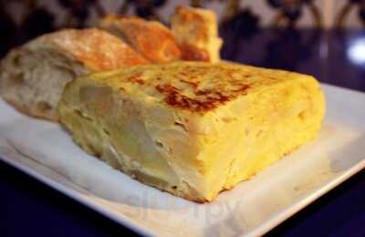 Los Claveles Tavern & Music