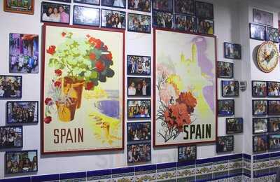 Los Claveles Tavern & Music