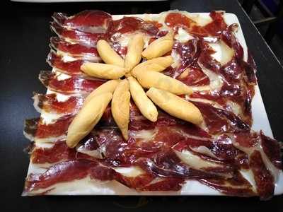 Los Claveles Tavern & Music