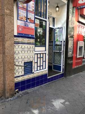 Los Claveles Tavern & Music