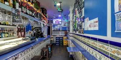 Los Claveles Tavern & Music