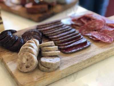 Marcelino, Vinos Y Ultraporcinos