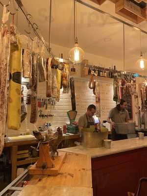 Marcelino, Vinos Y Ultraporcinos