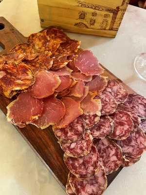 Marcelino, Vinos Y Ultraporcinos