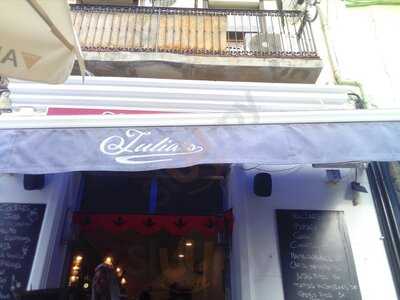 Julia's Bar