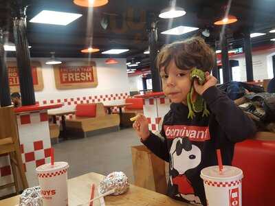 Five Guys Plaza Río 2