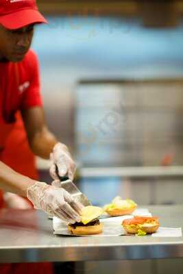 Five Guys Plaza Río 2