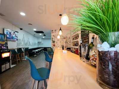 Aqui To' Madrid Lounge & Bar