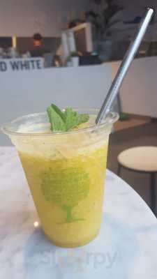 Black & White Coffee Shop