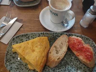 Emyfa Restaurant/bar