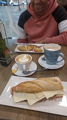 Panines Cafetería Y Pandería