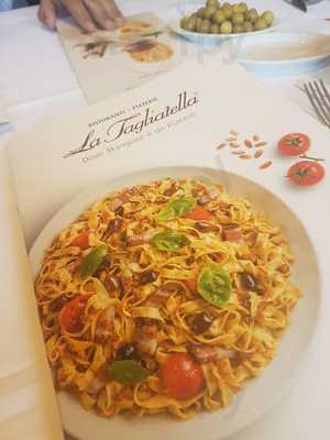 Föehn Show Restaurant And Drinks