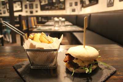 Akela Bar Mirasierra