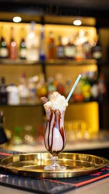 Oashis Sishas & Cocktails