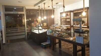 Panadería Cafetería Confitería Bernal