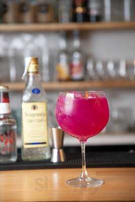 Pura Vida Green Bar & Market