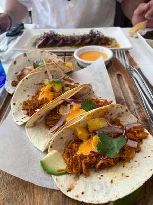 El Perro & La Galleta