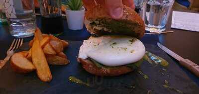 Perlita Burgers E Bar