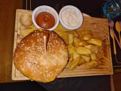 Puzzles Bar & Restaurant