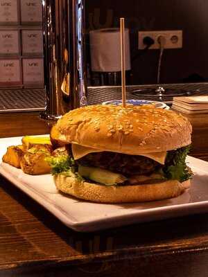 Puzzles Bar & Restaurant