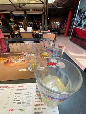 Foster's Hollywood - Photo 8