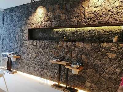 Kamezí Deli & Bistro